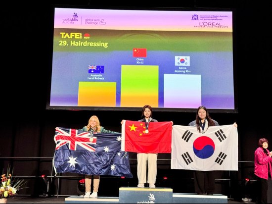 出征国际赛场 | 成都欧曼谛技工学校李锌斩获2026年澳大利亚全球技能挑战赛美发项目金牌!